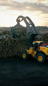 This new Volvo log loader stacks logs to nearly 23-feet or 7 meters high, enhancing storage capacity by up to 60% compared to a conventional wheel loader. | Volvo Construction Equipment - Europe, Middle East and Africa