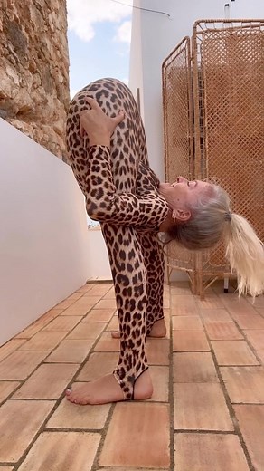 Tulla | My first contribution to Sunday-bumday 🤣😜 #titthibasana #fireflypose #fireflyposevariation #flexible__people #contortion #frontbend... | Instagram