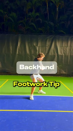 Backhand Footwork Tip ✅ When running to your back hand try avoiding crossing over with your legs, otherwise slowing down your recovery. Instead, stop with your outside leg and step towards the ball inside the court increasing the weight transfer towards the ball. #backhand #tennis #coach #tenniscoach #miamitennis #tennistips #tennislesson #tennisfootwork | Simplified Tennis