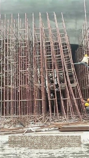 高所から蹴り倒す足場の連鎖崩壊：上からの衝撃と地上の押しが生むドミノ倒し