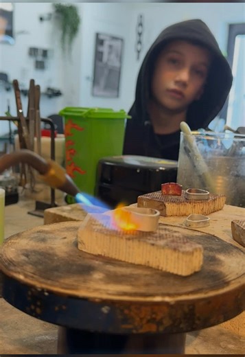 L’atelier est particulièrement occupé ces temps-ci ✨ Tous les samedis du mois de février sont complets. 👉 Il est encore possible de réserver les jeudis et vendredis. 👉 Les disponibilités de mars se remplissent très rapidement. Si vous avez un projet en tête ou envie de créer votre bijou, c’est le bon moment pour réserver ! Écrivez-moi en message privé ou RDV directement sur notre site web. #fabricationbague #atelierdejoaillerie #bijoux #bijouxfaitmain #ateliercreatif