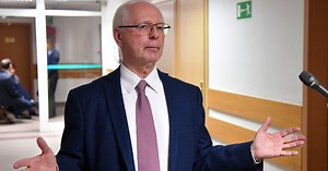 Jerzy Zięba oskarżony o sprzedaż wątpliwych "leków". Biegła sądowa: nie możemy brać wszystkiego