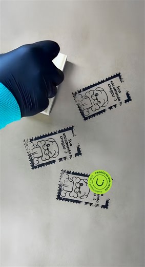 CUBO // gráfica criativa ® on Instagram: "No dia a dia das empresas, tem coisas que precisam ser simples, rápidas e padronizadas. Os carimbos personalizados fazem parte disso: assinaturas, conferências, protocolos, identificação e organização de processos internos ✨ Por aqui, eles entram como mais uma solução gráfica pensada para facilitar a rotina, com acabamento de qualidade, leitura clara e durabilidade no uso contínuo. Fale conosco e peça o seu carimbo personalizado! 😊💚 #grafica #carimbosp