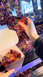 This Christmas, you can make your own Cadbury Heroes or Roses boxes with their pick n mix in store!🍫 Because there’s nothing worse than coming home late to find someone’s already eaten all of your favourites💔 📍Located next to Carvela #cadbury #ashforddesigneroutlet #cadburycremeegg #cadburychocolate #kent | Ashford Designer Outlet