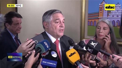 #ABCNoticias 🔶Docentes de Pedro Juan Caballero critican al diputado colorado por Amambay Santiago Benítez, al votar por la reforma de la Caja Fiscal y lo señalan como "persona no grata". 🔶Son varias nucleaciones sindicales que afirman no sentirse representados por el legislador, quien votó por el proyecto aprobado recientemente en la cámara baja. #ABCTVPy - abc.com.py/tv | ABC TV Paraguay