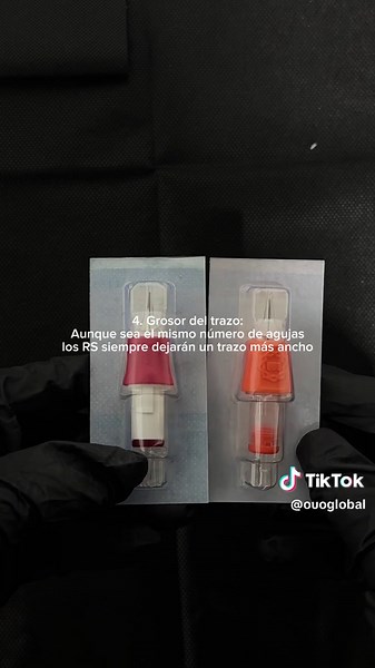 ¿A poco sí sabías esto o sigues usando la misma aguja para todo? 🙈🔥 RL (Round Liner): Agujas superagrupadas en punta. Tus mejores aliadas para líneas firmes, contornos bien definidos y detalles finos. 🎯 RS (Round Shader): Agujas un poco más abiertas y paralelas. Perfectas para sombras suaves, rellenar zonas pequeñas y lograr difuminados chulos sin maltratar la piel. 💨 La diferencia cambia por completo cómo entra la tinta y cómo cicatriza tu pieza. 💉✨ Guarda el video para tu siguiente sesión
