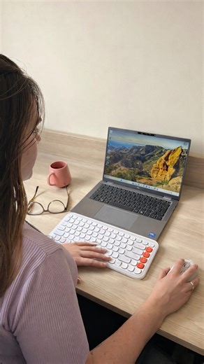 Júlia Bueno on Instagram: "Antes eu só começava a trabalhar. Agora eu sinto vontade de trabalhar 😭🤍 O Pop Icon Combo da Logitech deixou meu escritório mais bonito, mais organizado e muito mais produtivo. É sobre estilo, conforto e fluidez no dia a dia ✨ Obrigada, Logitech! #trabalho #homeoffice #CLT #influoutlogi #clt *publi"