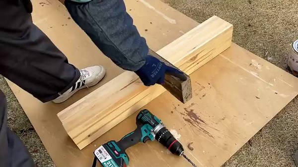 独身めがね女子の日常 昭和レトロな電信柱をキャンプ場にDIY