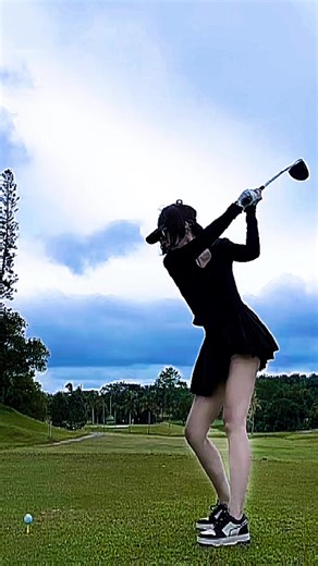 你的腰到底能下吗姐妹？到底能不能？？？迟早有一天放弃你[翻白眼][翻白眼][翻白眼]睡觉，明天要早起读书的[呲牙][呲牙][呲牙]#新加坡🇸🇬 #高尔夫