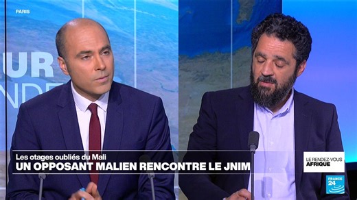 🔴🇲🇱 Faut-il négocier avec le #Jnim, affilié à Al-Qaïda, pour libérer les otages ? C’est le pari d’un homme politique malien : Oumar Mariko. En exil, cet opposant s’est rendu au #Mali pour rencontrer 17 otages retenus par le groupe jihadiste. Une exclusivité de @SimNasr ⤵️