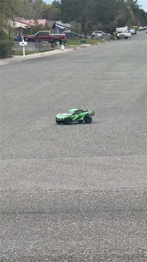 Traxxas maxx slash is so strong watch it eat this curb and take no damage #traxxas #maxxslash #maxx