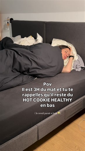 Pas plus tard qu hier : pleine nuit je me réveille avec une dalle ! A 2 doigts d’aller taper le hot cookie en bas ( spoiler c’était le petit dej des enfants ) j’ai donc attendu sagement le petit dej 🥵 😂😂😂 [ humour - blague - nuit - faim ] PS : notre literie vient de chez @emmasleep_fr si jamais on peut gratter une collab 👀 😂 Pour commander les meilleures gourmandises healthy de ta vie 👇🏼 💻À retrouver sur mon site www.lesgourmandisesdemathilde.com 📦 envoi dans toute la France 📅 sélecti