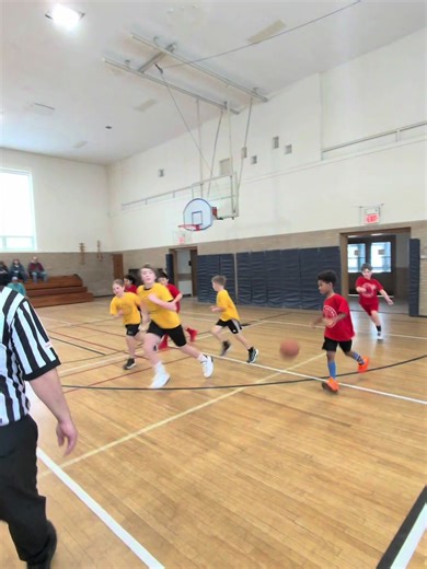 Exciting First Quarter Basketball Action for Youth