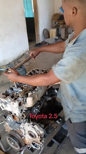 Toyota 2.5 Engine Repair: A Mechanic's Guide