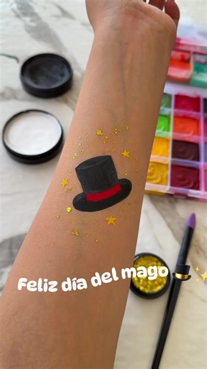 🎩✨ La magia también se pinta. En este Día del Mago, nuestra colaboradora @fernandaauri nos recuerda que el asombro se crea con arte, técnica… y los mejores maquillajes que existen ✨🎨 Porque cuando la magia y el color se encuentran, nacen momentos inolvidables. 🖌️ Maquillaje profesional Aqua Bonds 🔗 Descúbrelo aquí: 👉 https://bit.ly/AquaBondsWeb #DíaDelMago #AquaBonds #ArteQueSorprende ✨