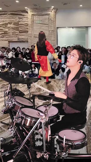 帅气鼓手韩小韩鼓点密集却依旧从容，架子鼓短视频节奏爽感持续在线 #架子鼓打击乐 #男鼓手表现 #节奏层次 #DrumGroove