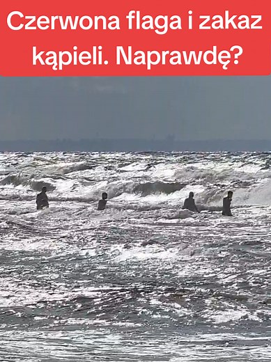Wysokie fale, możliwe wsteczne prądy, wiatr, czerwona flaga i całkowity zakaz kąpieli 🌊 Tymczasem 5 minut po tym, jak ratownicy skończyli swój dyżur... 🙈 #fale #wakacje #bezpieczeństwo #sztorm #bałtyk