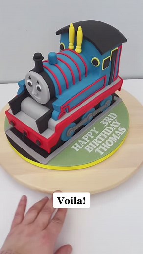 Making a cake in 30sec, what do you think? #Bossit2021 #fyp #duetme #essexbaker #cakemaker #thomas #thomasthetankengine