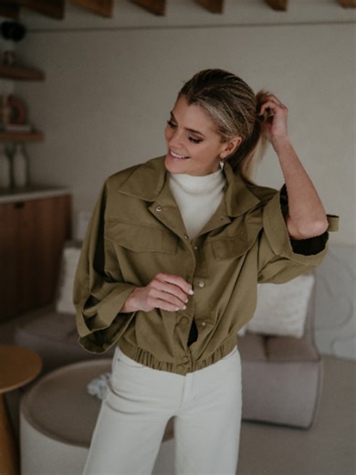 Het jasje dat overal bij gaat! Hij is luchtig van stof en heeft halflange mouwen, perfect voor dit seizoen. Je kan hem eindeloos combineren, draag je hem op een broek, een rok,…? Laat het ons hieronder weten! Shop hem nu online! 🤍 #spring #springoutfit #styletips #getreadywithme #outfitinspo #ootd