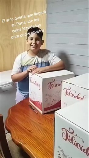 Mi bebé feliz abriendo las cajitas Navideñas . #gracias#chile#paratiiiiiiiiiiiiiiiiiiiiiiiiiiiiiii