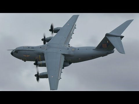 Impressive A400M tactical demonstration - French Air Force