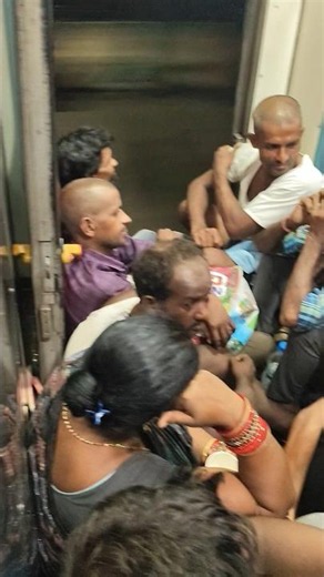 Crowd at door step in train GS bogie of SF train #shorts #shortfeeds #railways #railgate #trains