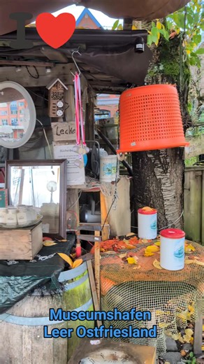 ⚓ Museumshafen Leer – Geschichte zum Anfassen ⚓ Wo historische Häuser und liebevoll restaurierte Schiffe vom Handeln und Können längst vergangener Generationen erzählen, dort liegt der Leeraner Museumshafen – mitten in der Altstadt, vor der malerischen Kulisse der Waage. 🏘️⛵ Der Hafen mit seinen einzigartigen Schiffen ist das ganze Jahr über frei zugänglich und wird vom Schipperklottje liebevoll betreut. 💛 Alle zwei Jahre verwandelt sich der Museumshafen in einen besonderen Treffpunkt: Beim „T