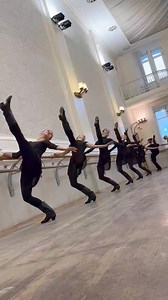 Siempre espectacular el Igor Moiseyev Ballet. Feliz martes de danza!! Fuente: moiseyev_ballet | Ballet del Occidente