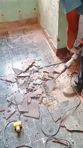 Efficient Renovation Techniques High Power Jackhammer for Fast Tile Removal