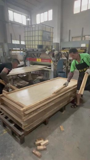 apply glue to wood board, spread glue on wood board, coat wood board with adhesive, brush glue onto