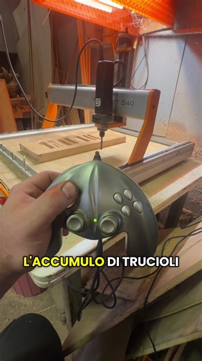 Oggi vediamo come rimuovere Tuccio, sfruttando proprio la rotazione di un mandrino ad alti numero di giri questo generando lo spostamento d’aria manterrà sempre pulita l’aria sottostante ovviamente ogni tanto bisogna intervenire con l’aspirazione per togliere i trucioli che si accantoneranno lungo il perimetro della macchina, ma sicuramente questo è un metodo semplice e veloce e questi pezzi di nastro carta si sacrificheranno una volta che entreranno in contatto con i tagli più profondi