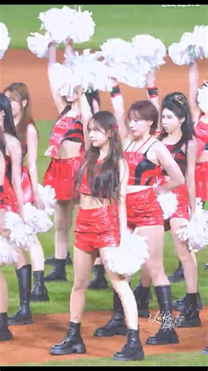 金佳垠、河智媛 樂天開幕戰霸氣跪姿直拍，這紅戰袍組合太香了😍 #cheerleader #金佳垠 #河智媛 #하지원 #김가은 #樂天女孩 #대만치어리더 #台湾チア