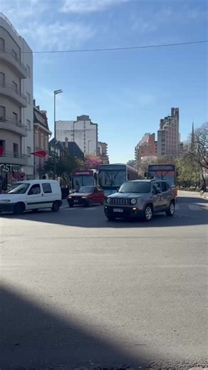 Hoy se les trae un trío que no pasa desapercibido 🔥🚌 @Coniferal SA coniferalok , @Tamse Cba msecba y @grupofam.urbano juntos en Plaza España, compartiendo escena y robándose todas las miradas. Una postal única de Córdoba: movimiento, historia y transporte en un mismo cuadro 🚍✨ ¿Cuál te gustó más? 👀💬 ⬇️⬇️⬇️ Línea:13. Empresa:Coniferal. Interno:93. ⬇️⬇️⬇️ Línea:26. Empresa:Tamse. Interno:--. ⬇️⬇️⬇️ Línea76:(si no me equivoco) Interno:6095(si no me equivoco) Empresa:Fam. A falta de material se
