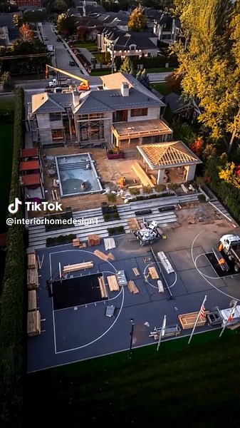 This is not your average luxury home ✨🏡 Home Architect: @ azdarchitects Home Builder: @ cdparchitecture Landscape Design and Build: @ imaginedesignandbuild Landscape Products: @ techobloc #home #luxury #realstate #luxuryhomes #losangeles