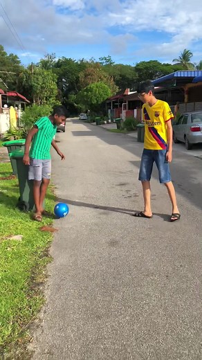 Budak India & Cina Nakal lah woi #nakal #budakindia #budakcina #budakcinamarah #budakindianakal #taman #bola #naughty #daytime #football #viral #trending #sharing #multiracial #malaysian