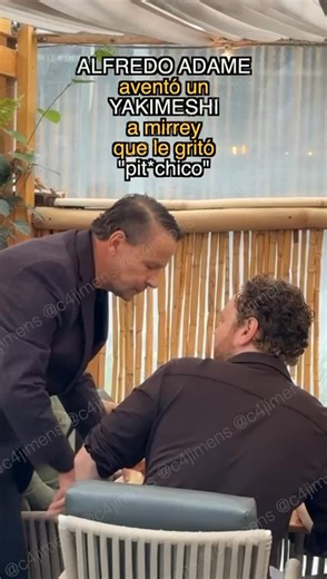 Alfredo Adame protagonizó un nuevo escándalo al arrojar un yakimeshi a un mirrey que presuntamente lo llamó “pito-chico”. El joven, identificado como Pepe Sánchez-Campo, planea denunciar al actor y “meterlo a la cárcel”. Mientras tanto, en redes sociales han bautizado a Adame como “Lord Yakimeshi”. La polémica sigue creciendo y aún se recopila información al respecto. | El ruidoso