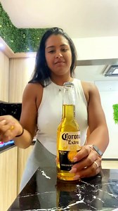 Mi crush haciendo tutoriales - como Abrir una botella de cerveza 🤣 | Bartenders/Barman
