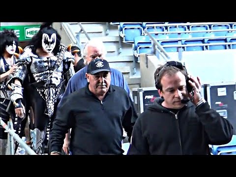 KISS: Asi es su IMPONENTE ENTRADA A UN CONCIERTO | KISS BACKSTAGE - METAL LOVER TV