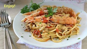 PASTA CON SCAMPI, SEPPIE E POMODORINI, un primo piatto gustoso e saporito. Dal blog Dolci Creazioni e non solo. tatam. Ricetta: https://blog.giallozafferano.it/idolciditatam/pasta-con-gli-scampi/ | Blog Giallozafferano Primi