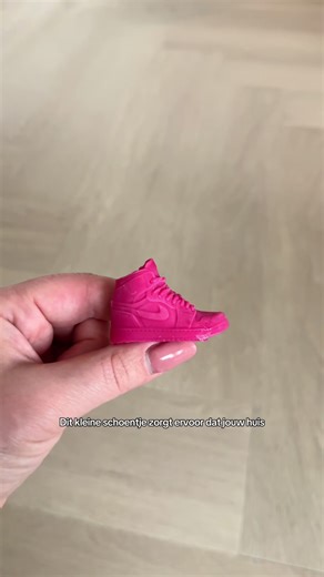 Ik gebruik het zelf ook nog steeds echt elke dag 🤣 #snifr #foryou #voorjou #viral #fyp Dit schoentje zorgt ervoor dat jouw huis naar je favoriete parfum gaat ruiken. Het is namelijk een waxmelt of waxmuil of meltbar die ruikt naar geuren of geur geïnspireerd op parfumgeuren of designergeuren of designerparfums. Net als autoparfum of autoparfums en roomspray of roomsprays en diffuser olie die ruikt naar heerlijke geuren. Het uitzoeken van de namen kan wat ingewikkeld zijn maar dan hoor ik dat gr