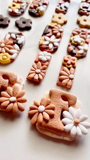 I made this groovy slab with all the kind of flower shape cutters, then I panicked when it was time to cut it as OMG clay is so expensive these days! So much pressure to choose the shapes as geez, you don’t wanna waste a single little bit 😂 I ended up choosing the pill cutter and the pillar as they showcase the pattern at the best, but also they fit perfectly so I didn’t waste anything 🤣 Anyone else on the same boat? Ps. We have huge selection of flower clay cutters (and more), so if you have 