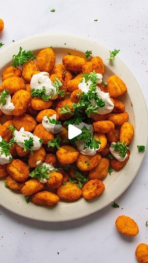 Noëmi | feel good food 🌱 on Instagram: "CRUNCHY GNOCCHI 💥 If you wanna impress your guests - make these crunchy gnocchi. This lazy snack is ready in 14 min. Toss the ingredients together, put it in the air fryer & boom you’re ready! 😋 Ingredients: · 500g gnocchi · 2 tablespoons oil · 1 teaspoon paprika powder · 1 teaspoon garlic powder · 1 teaspoon rosemary powder · 1/2 teaspoon cayenne pepper · 1/2 teaspoon salt Cream cheese dip · 4 tablespoons vegan garlic cream cheese 