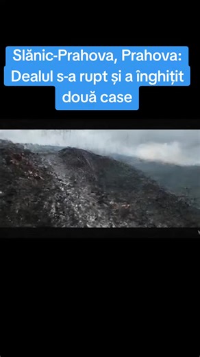 În Slănic, județul Prahova, o alunecare de teren produsă pe fondul infiltrațiilor de apă și al instabilității solului a dus la prăbușirea a două case. Versantul a început să se miște treptat, fundațiile au cedat, iar locuințele au fost grav afectate. Autoritățile locale au intervenit, au evaluat zona de risc și au monitorizat terenul pentru a preveni alte pagube. Mai multe familii au fost afectate, iar perimetrul a fost izolat pentru siguranță. ⚠️ Imaginile din acest clip sunt o reconstituire re