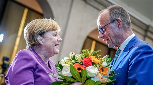 Ehemalige Rivalin guckt zu: Merkel kündigt Besuch bei Kanzlerwahl von Merz an