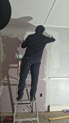Applying Joint Compound Between Old Wall Plaster And New Drywall - Compound Mud
