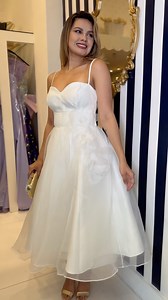 Vestido branco midi com flores 3D, perfeito para noivas e para cultos de formatura. Compre na loja física ou informe-se pelo Whatsapp (21)97242-9776/ (21) 99694 – 9734 / (21)99811-4411. Enviamos por Correios. _ 📍Loja física: BarraShopping, loja 111D (Nível Lagoa) – Barra da Tijuca, Rio de Janeiro. #vestidodenoiva #vestidodenoivacivil #4633744 #vestidodecasamento #vestidodecasamentosimples #blueshop | Blue Shop - Venda de vestidos de festa