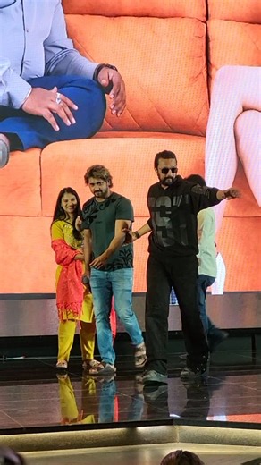 ಚಂದನ್ನ್ನು ಮುಂದಕ್ಕೆ ಕರೆದುಕೊಂಡು ಬಂದ ಕಿಚ್ಚ ಸುದೀಪ್ | Cini Swarga