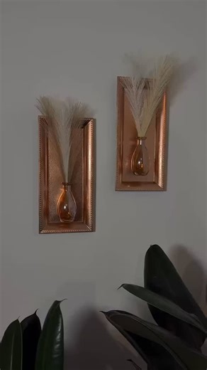 @dollartree DIY Stylish Wall Decor✨ Turning simple Dollar Tree pieces into stylish wall decor ✨ This DIY gives those affordable finds a high-end, warm metallic look that instantly elevates any space. @dollartreecraft You’ll need: • Charger plates (Dollar Tree) • Metallic spray paint • Small vases (Dollar Tree) • Pampas grass or faux stems • Double-sided tape Perfect for: • Entryway or living room decor • Neutral or modern home styles • Affordable home styling lovers 💛 #diy #design #handmade #cr