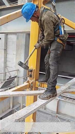 A precise strike from the heart of steel: The installation process of the tower crane pivot pin.