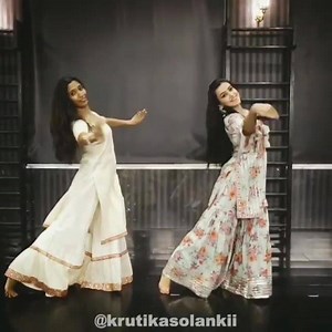 Hey lovely bridesmaids! We have something you can plan for your BFF or sister's wedding! ♥️👩‍❤️‍👩 Gift them nothing but this superbly choreographed dance performance, we know your bride will be blown! ♥️🌟 | Fab Weddings